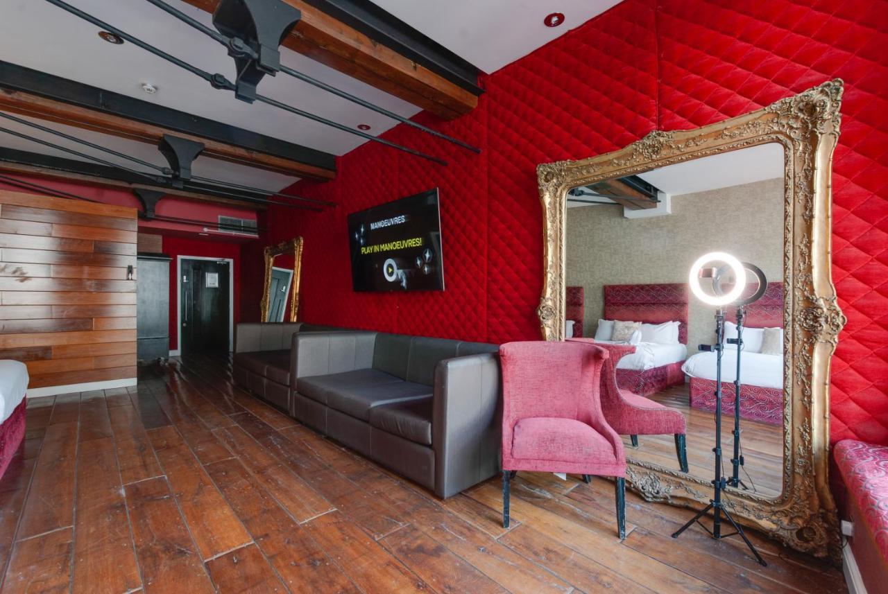 Deluxe Studio